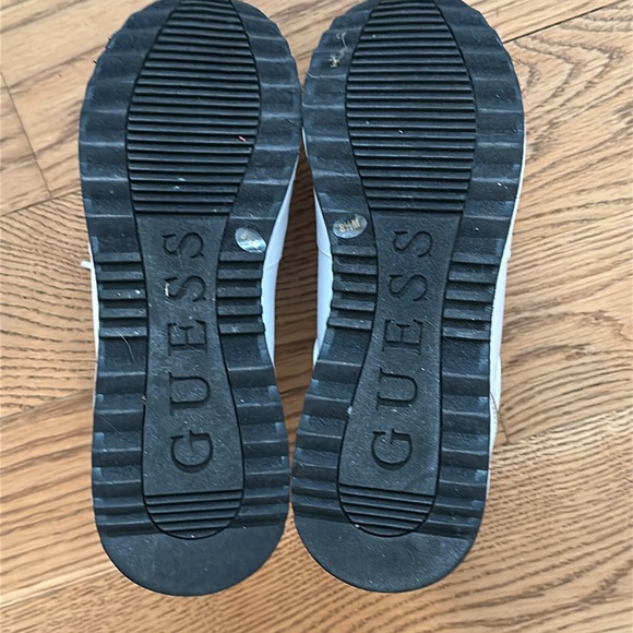 NWOT. Guess Woman’s “Kaddy” White Leather Sneakers with Gold Details. Size 8.5 - Picture 8 of 8